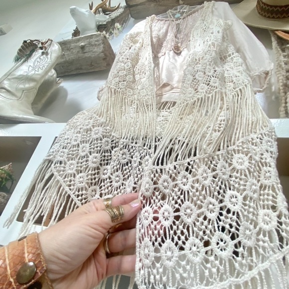 Sweet fringe for days prairie crochet vintage vest w western/Gypsy/hippy vibe - Picture 6 of 11